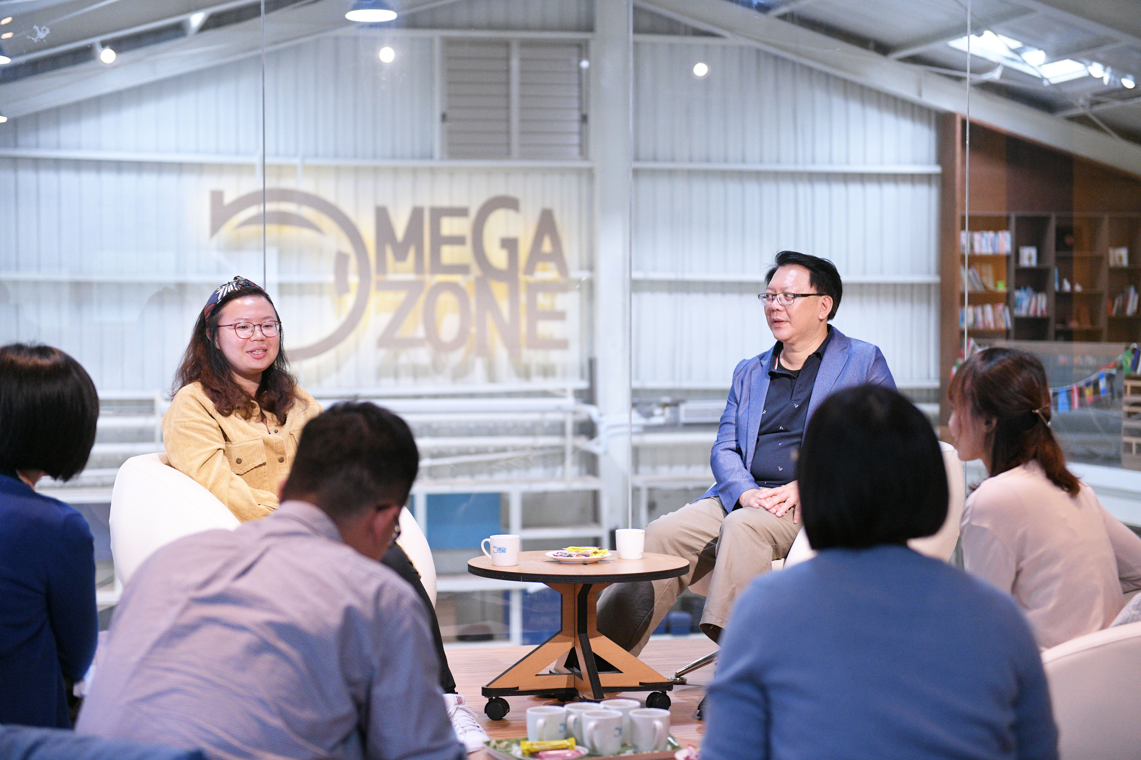工研院產業服務中心組長謝國倫（右）定義Omega Zone的成員為「釣竿團隊」，以陪伴、分析、導入資源的方式協助花蓮在地青年創業，並分享工研院所擁有的前瞻技術與應用資源。