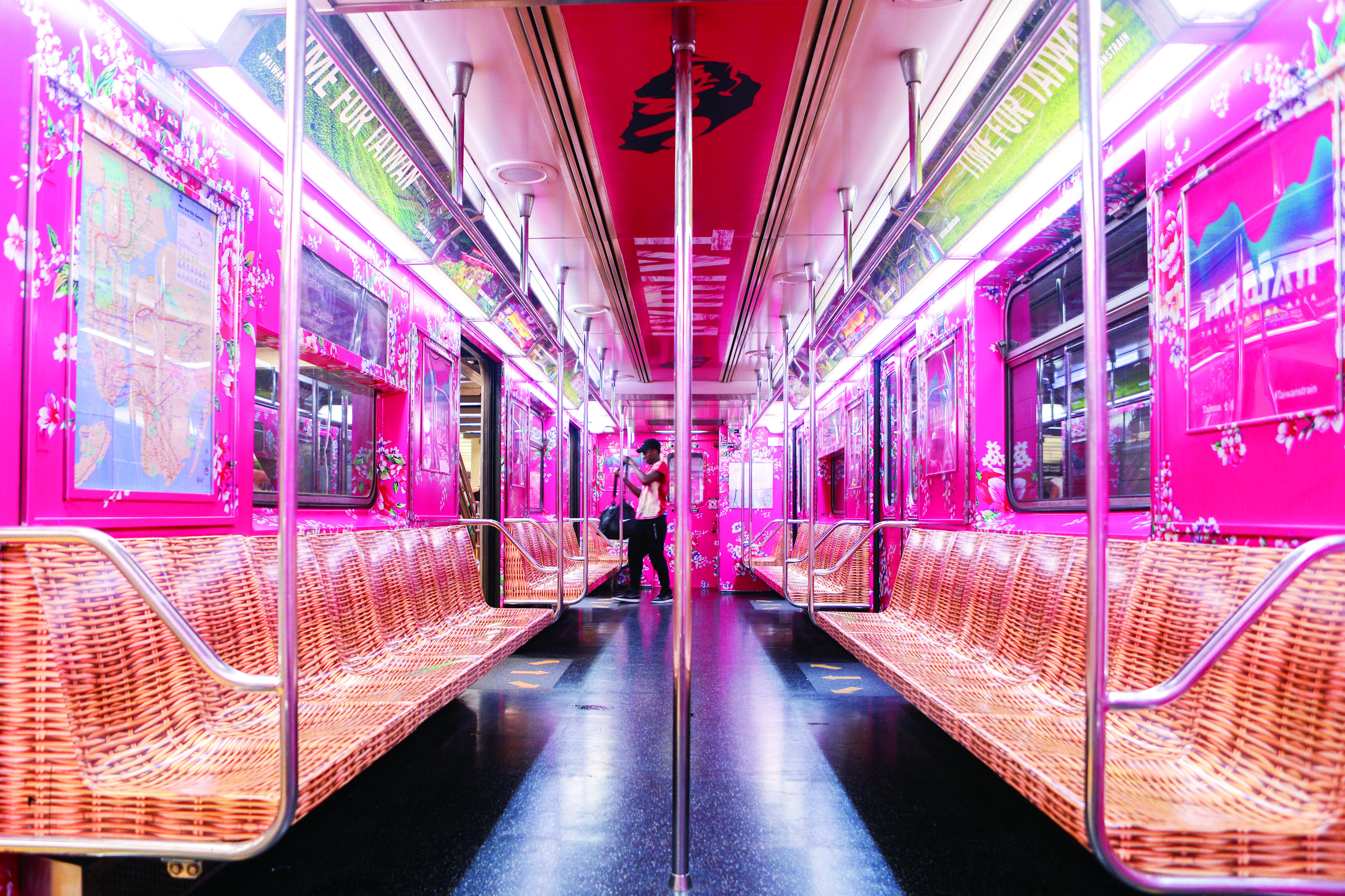 充滿台灣味的車廂設計，成功吸引紐約地鐵乘客的目光，表達想去台灣觀光體驗的意願。（江孟芝總監提供）