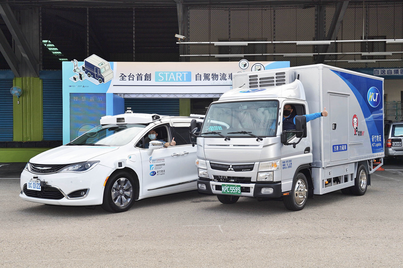 工研院攜手新竹物流、新竹市政府，推出臺灣第一部「自駕物流車」於新竹市區上路，鋪就創新物流營運服務模式的最後一哩路。