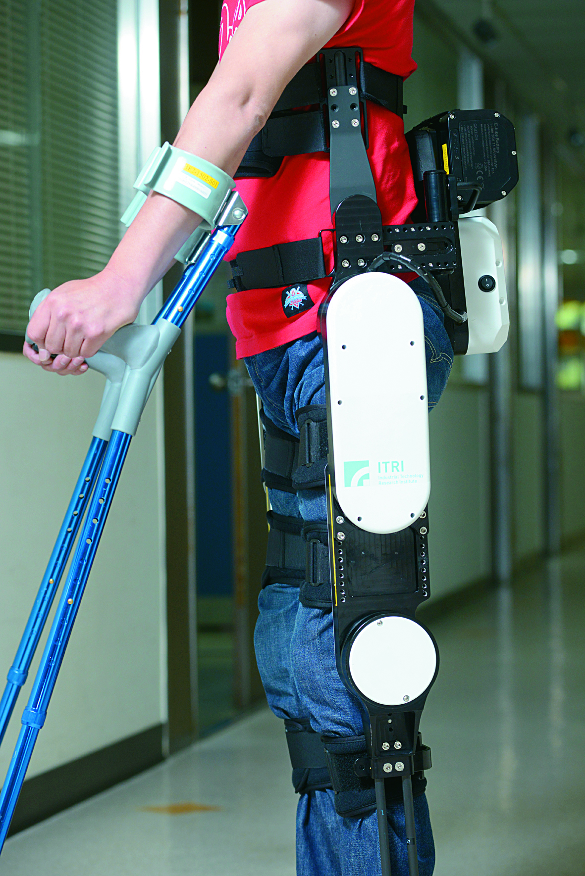 行動輔助機器人能透過動力輔助來協助傷友行動，而第二代的成品更在輕量化和安全性的層面上有顯著的進步。