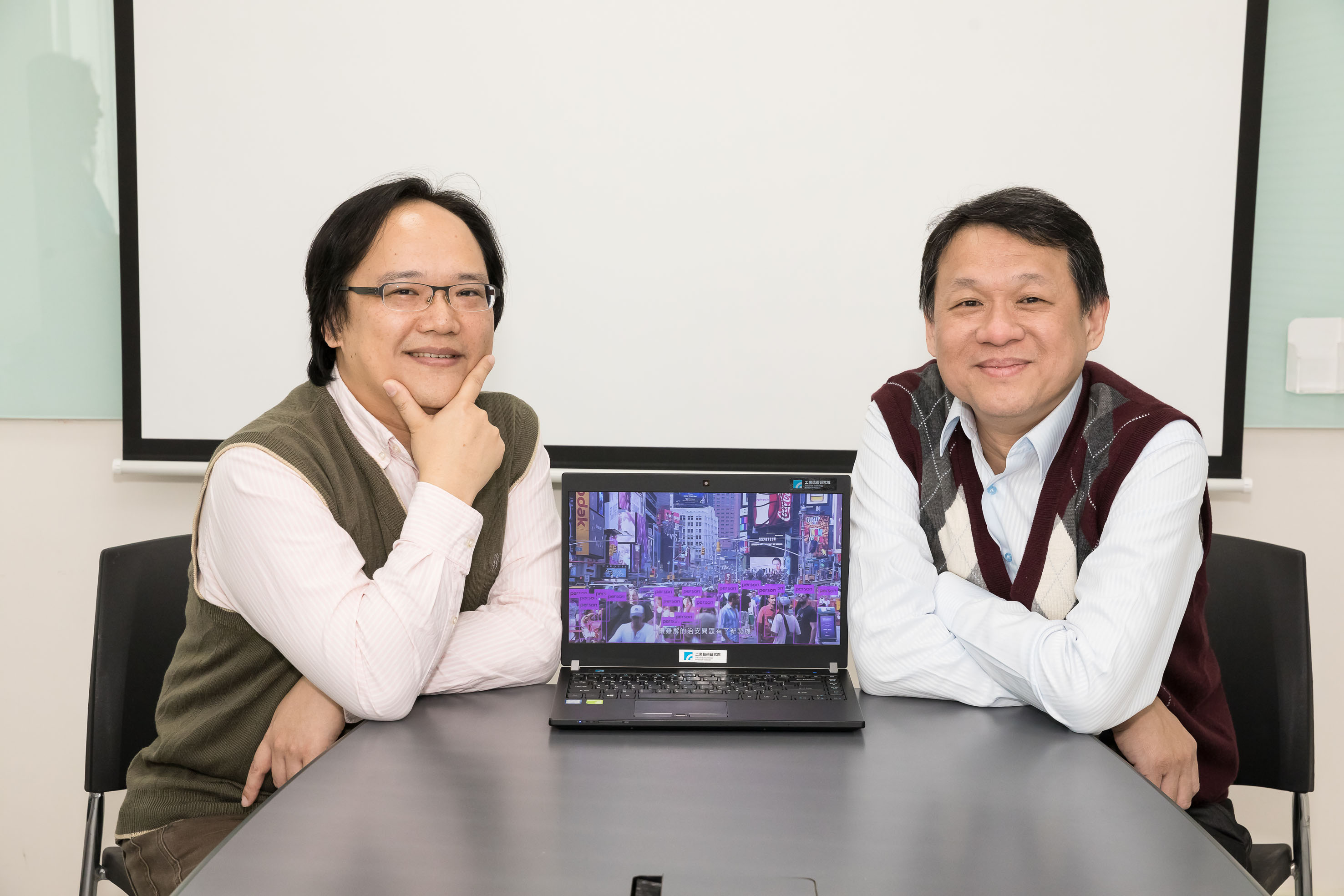 「DeepLook雲端智慧影像分析系統」研發團隊，右為資通所組長王啟龍，左為工研院資通所技術經理陳澤世。