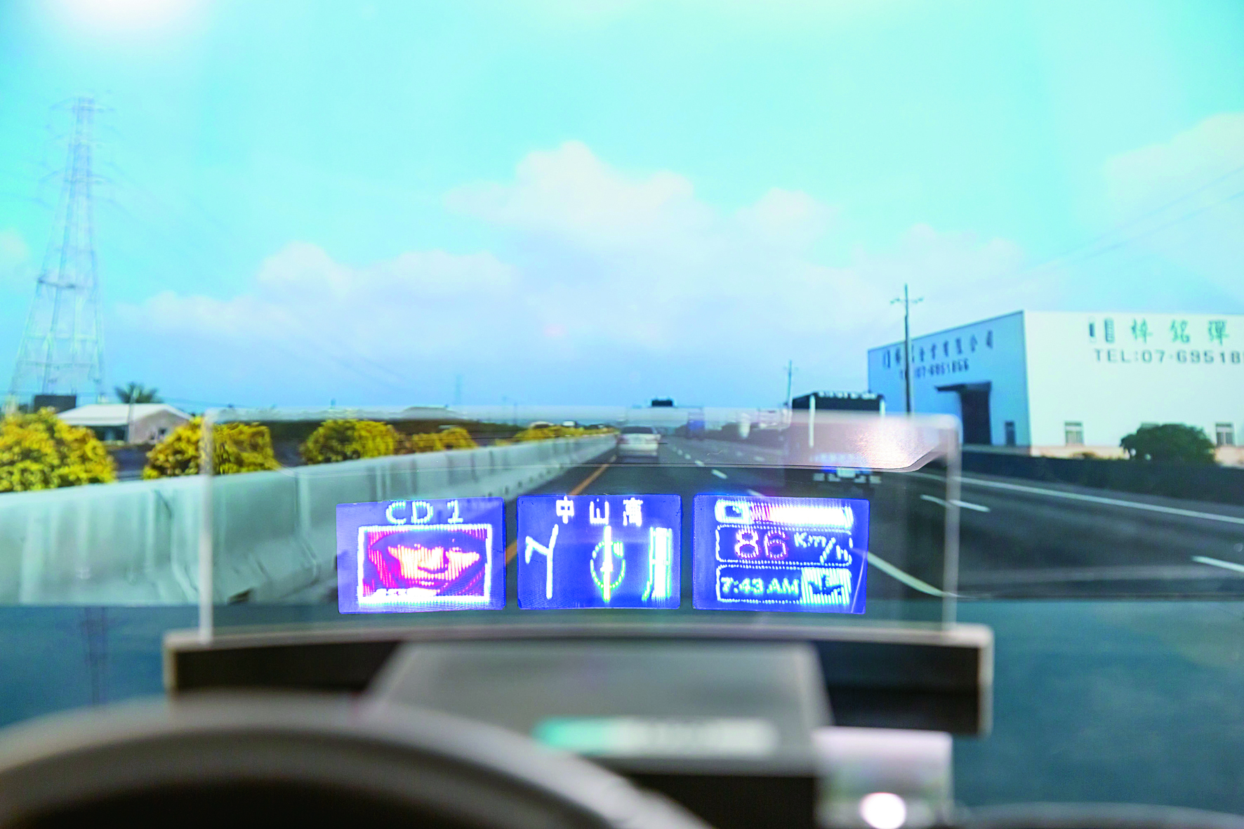 遠距浮空多屏抬頭顯示器可投射出寬幅虛像畫面於汽車擋風玻璃前，提供駕駛更多的行車資訊。