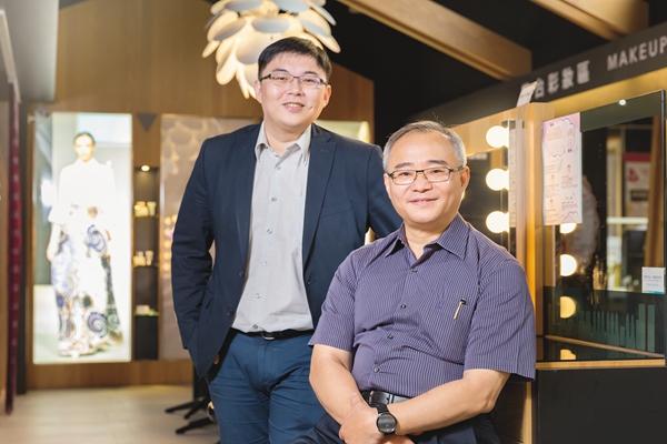 台鉅集團董事長陳東亮（右）、總經理陳一銘（左）認為自動化是提高品質的良方，而不是降成本的解藥，讓原有機器加值會比開發全新機器來得有幫助。