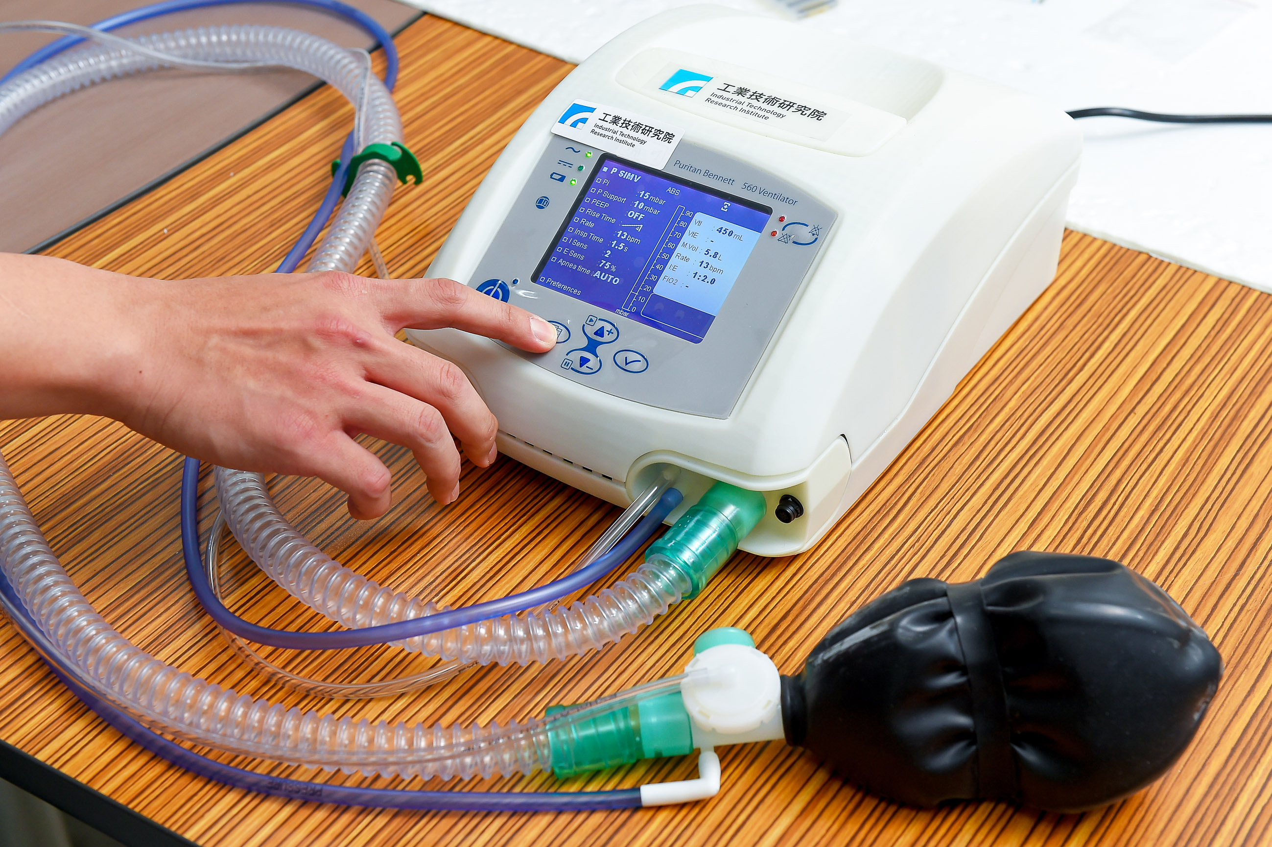 首台國產醫療級呼吸器誕生 工業技術與資訊月刊 出版品 新聞中心 工業技術研究院 首台國產醫療級呼吸器誕生 工業技術與資訊月刊 出版品 新聞中心 工業技術研究院