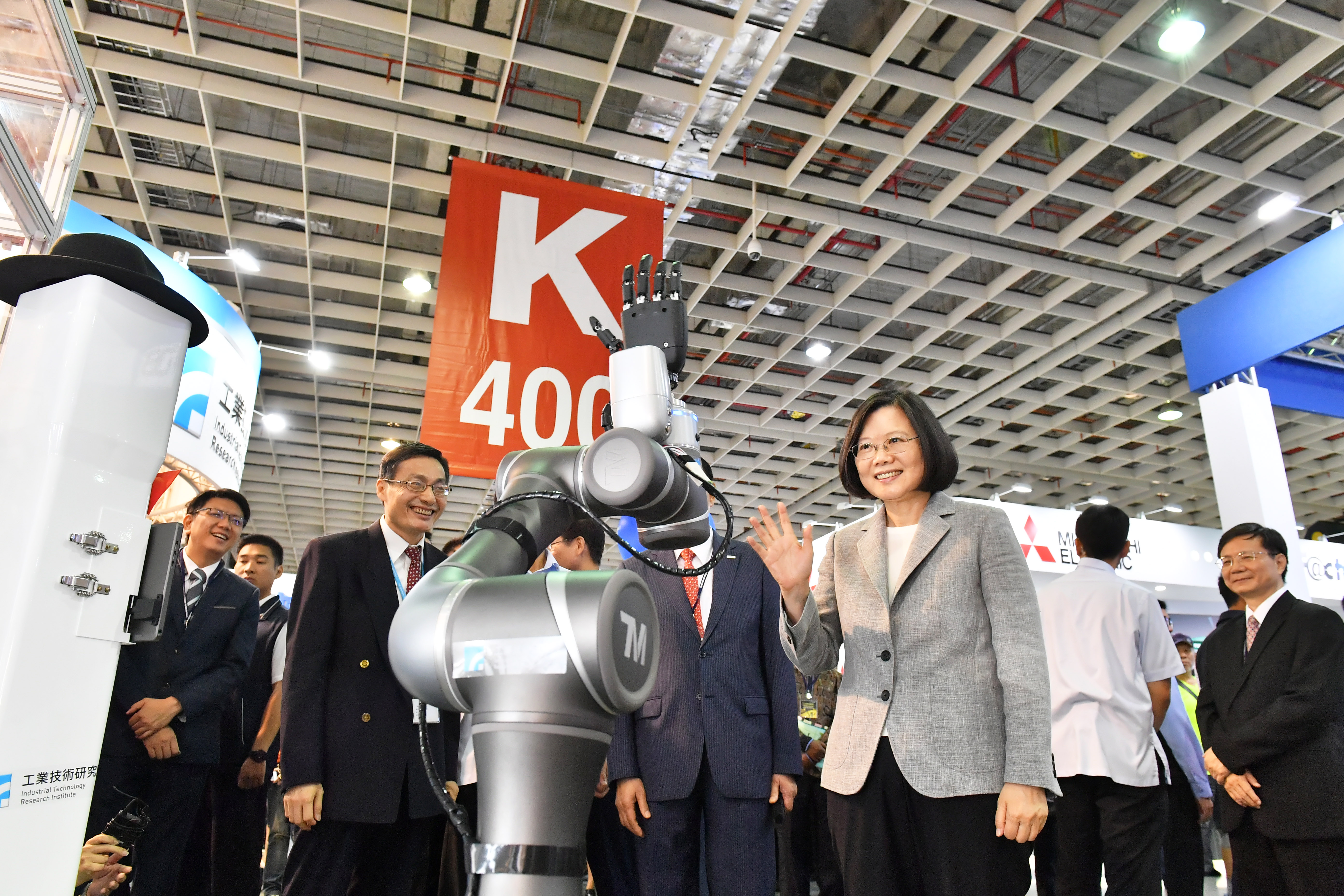 工研院首度展示仿生手掌結合行動機器人，蔡英文總統參觀工研院成果時開心的與行動機器人揮手。