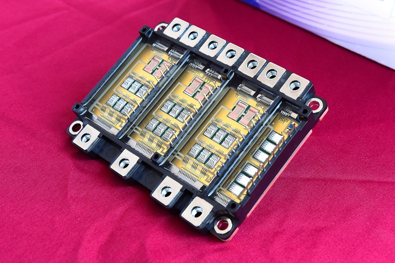 工研院建構新一代功率模組，每個晶片上的電路分布採均流設計，排除以往採用設計不良功率模組而導致晶片連鎖故障的問題。