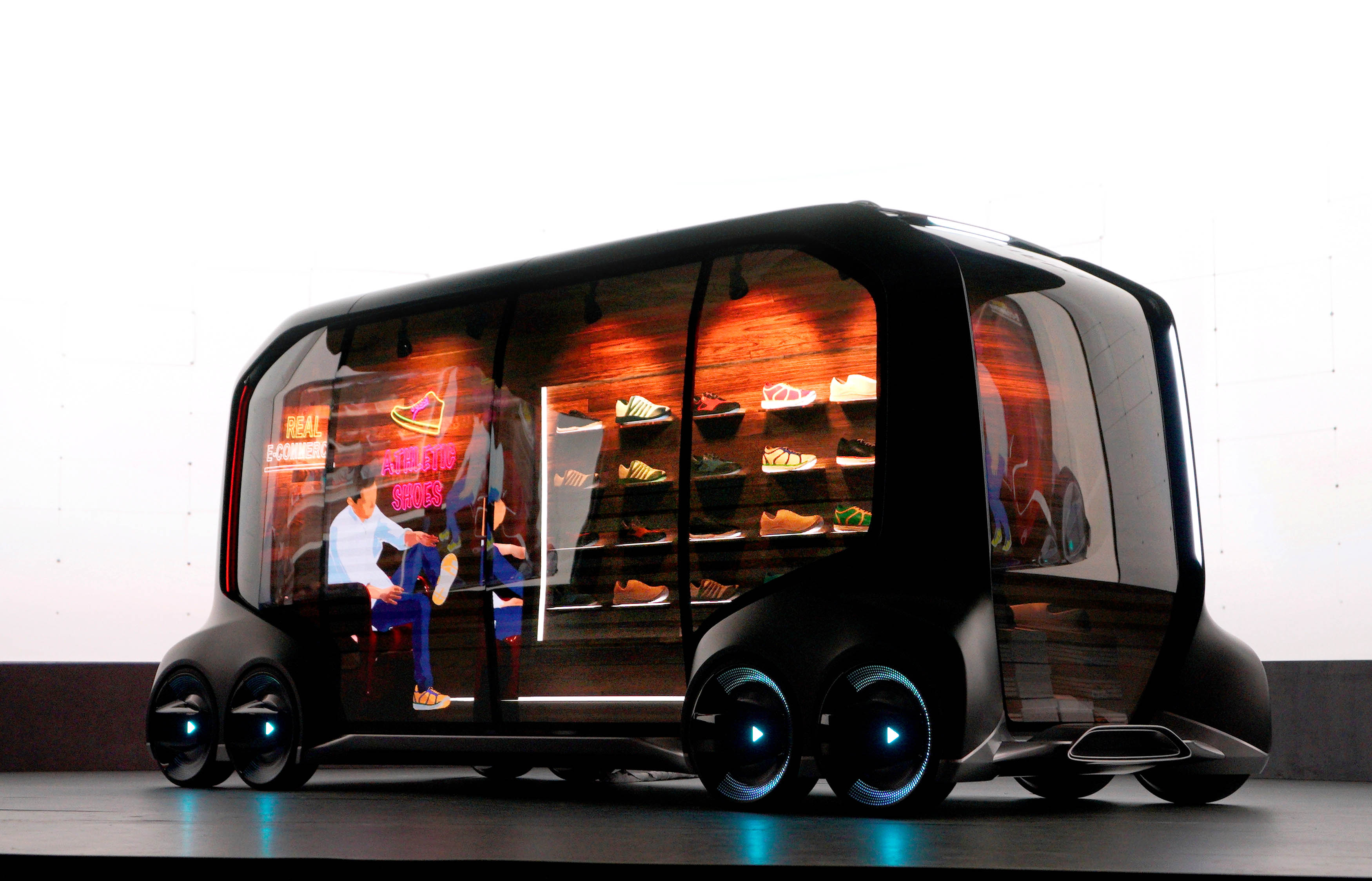 豐田推出共享電動概念車e-Palette，將可作為巴士、配送、商店、餐廳使用的全自動移動載具。（圖╱路透社）