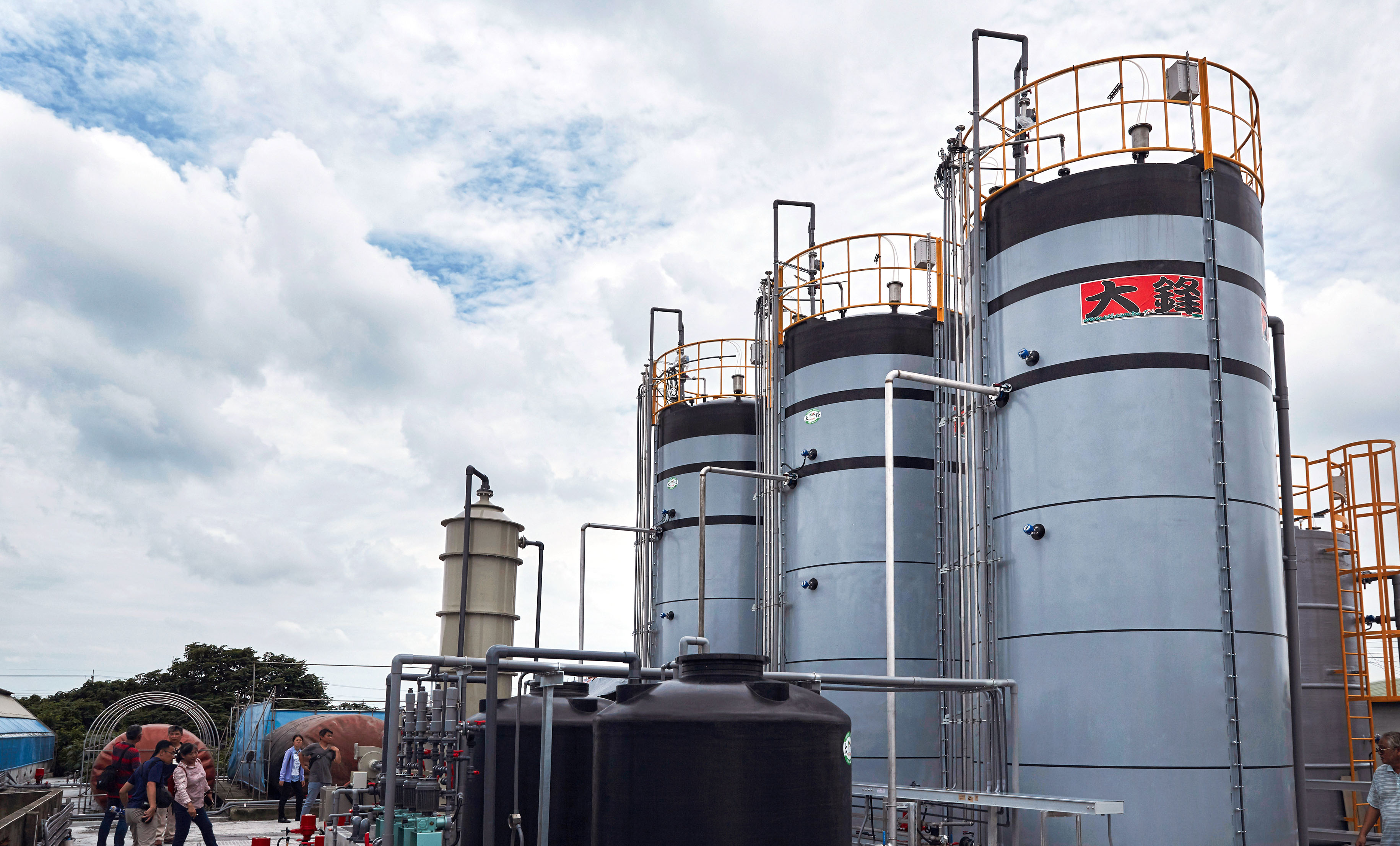 厭氧醱酵槽高聳矗立，全台首座國產「濕式厭氧醱酵技術」沼氣發電示範模廠於麥寮正式啟動。