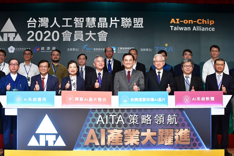 「台灣人工智慧晶片聯盟」成立短短一年，已號召逾百大廠商加入，不止吸引國際大廠來臺投資，也協助臺灣IC設計業者研發全球首顆AI人工智慧光學指紋辨識晶片。