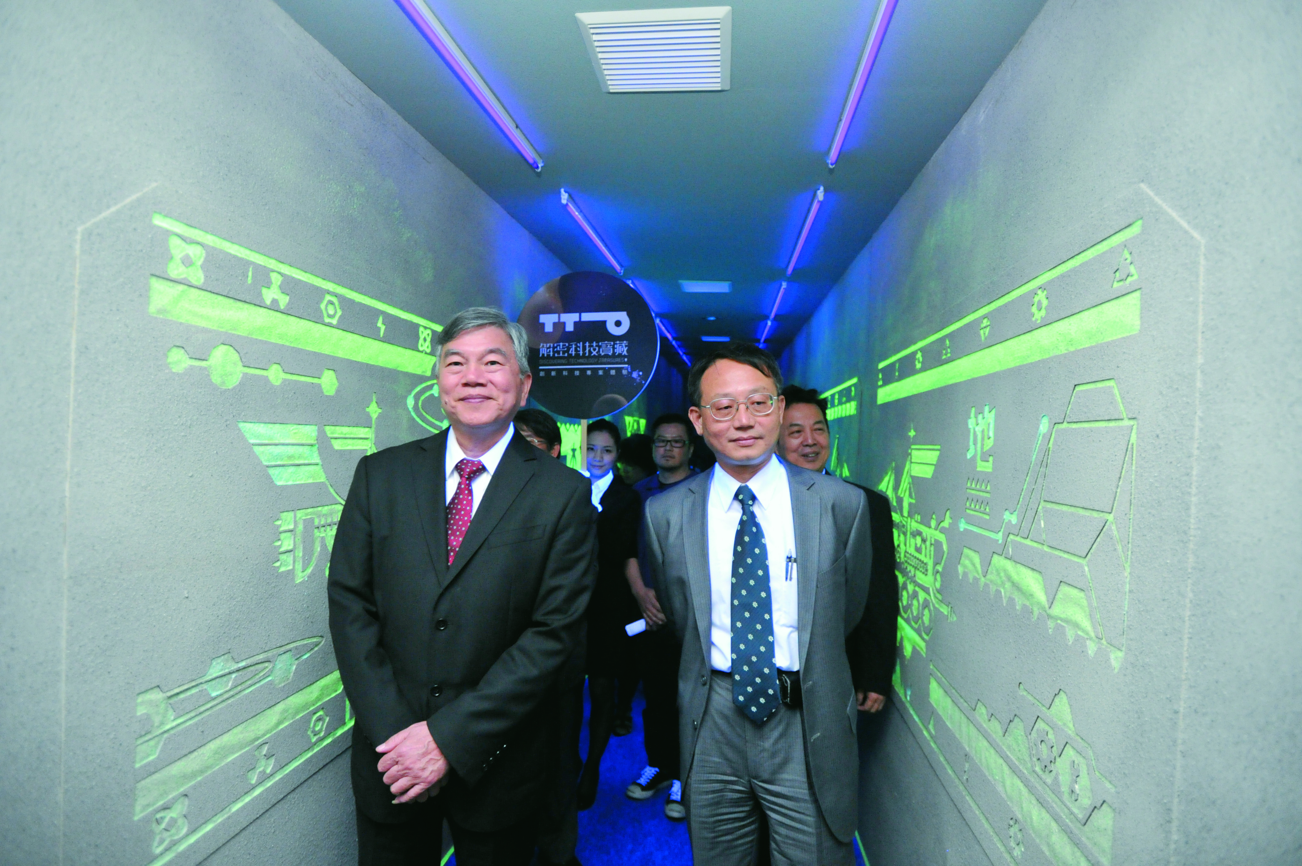 經濟部次長沈榮津（左）與經濟部技術處處長傅偉祥（右），期望透過科技、設計、文創與藝術的跨領域結合，提升臺灣整體創新能量。