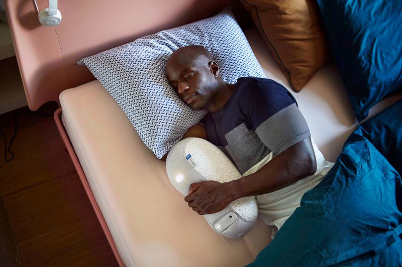 Somnox推出世界上第一個「睡眠機器人」，渾圓可愛的外型，就像小時候抱著入睡的娃娃，內建感測器能引導使用者調節呼吸，漸漸與機器人的呼吸聲同步。（Somnox提供）