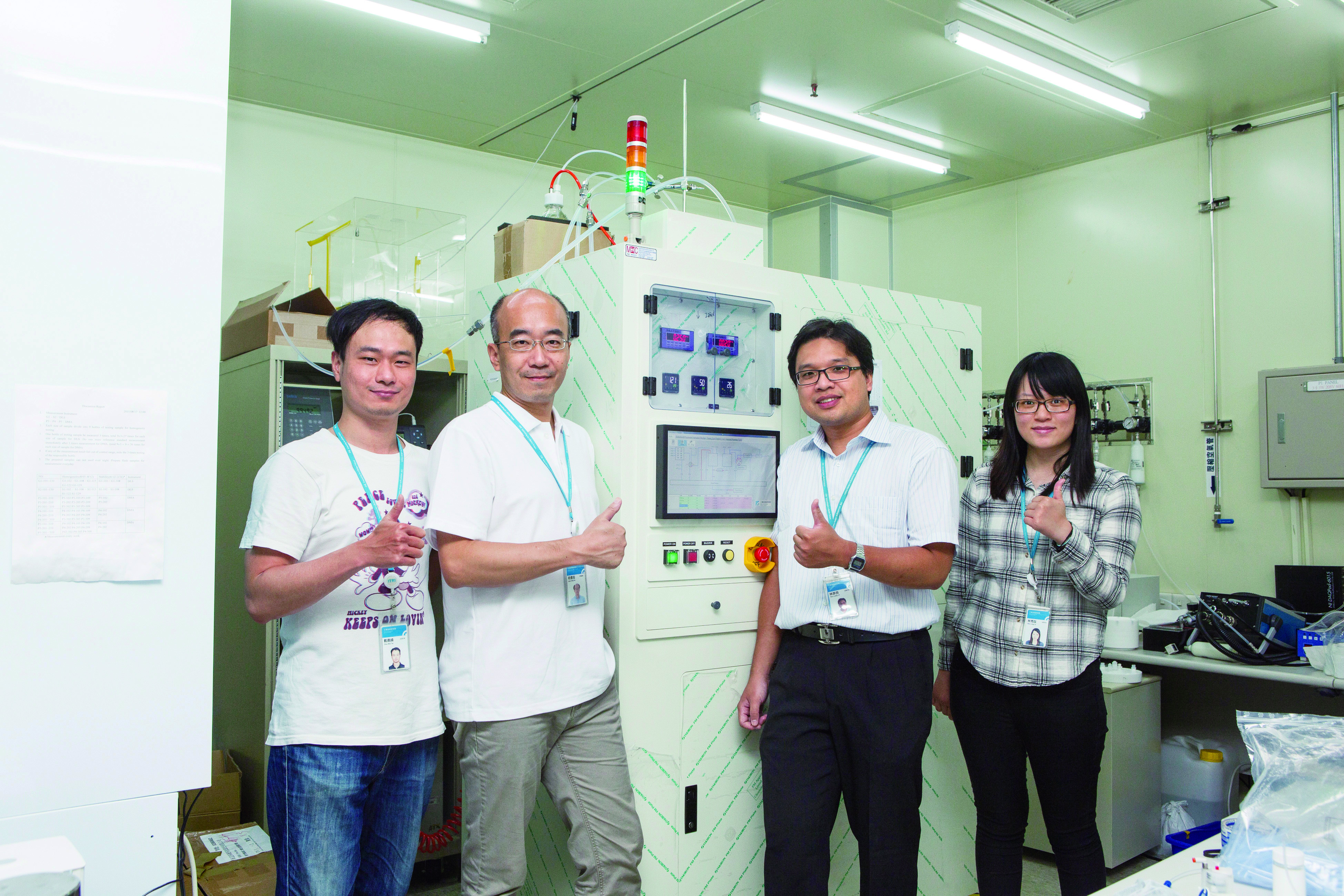 工研院量測中心何信佳博士（左二）與團隊克服了整合技術和工程的艱鉅考驗，成功將新世代溶液中奈米微粒監控系統導入台積電生產線。