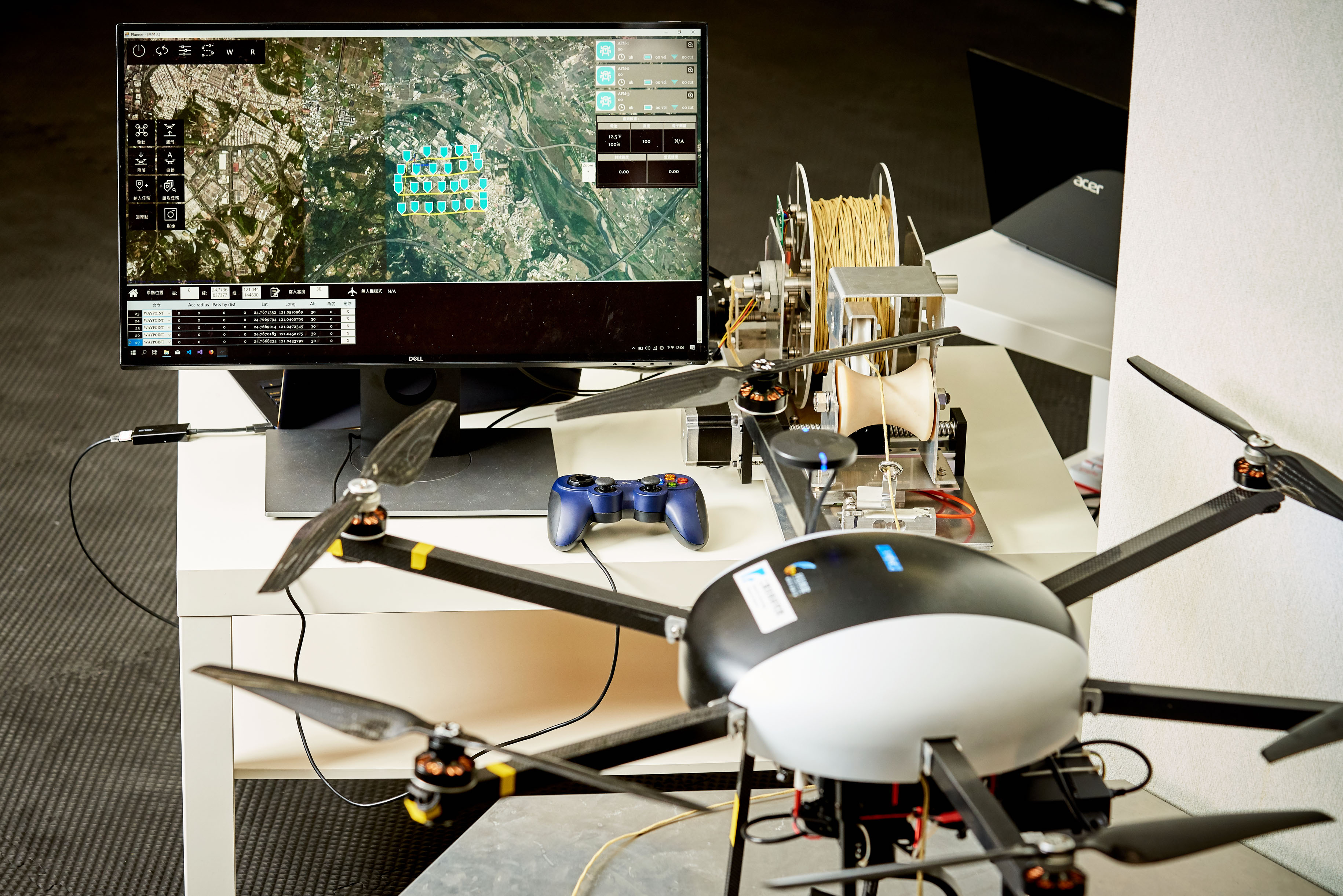 工研院優化「通訊模組」、「自動化」以及「充電系統」三大關鍵技術，成功打造出「警用無人機隊自動影音巡邏系統」。