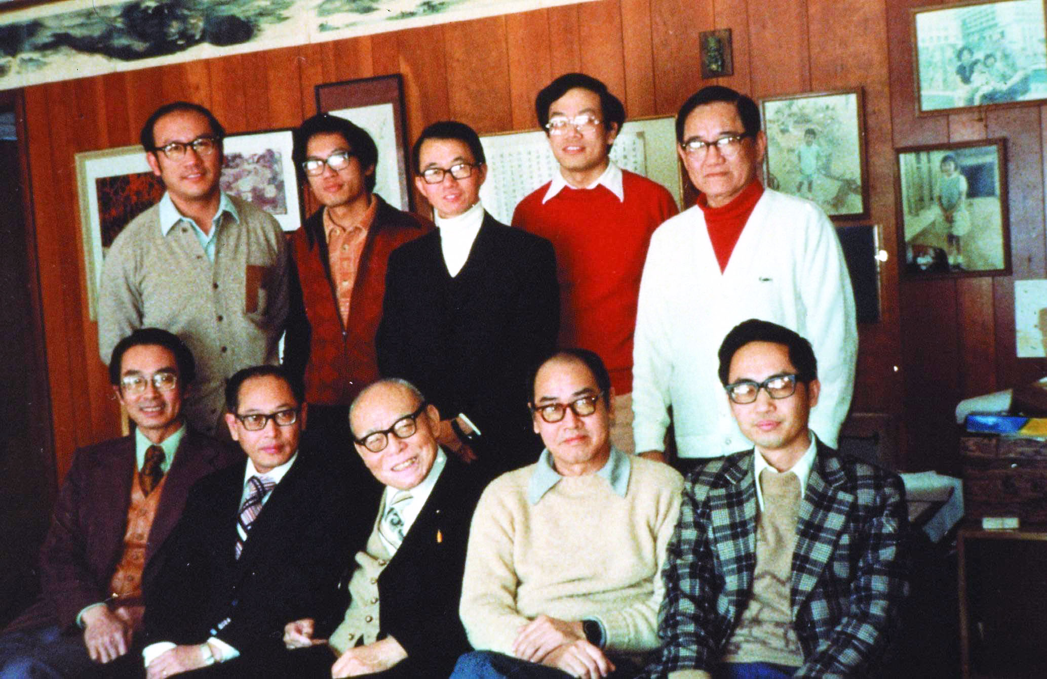 1974年，潘文淵博士在美國積極規劃積體電路技術，並召集當時美國IC界有名的華人專家成立「電子技術諮詢委員會」，由潘文淵擔任主任委員，以做為台灣技術、工業發展上的諮詢機構。前排左起凌宏璋、葛文勳、趙曾玨、羅念、胡定華，後排左起厲鼎毅、史欽泰、李天培、楊丁元、潘文淵。