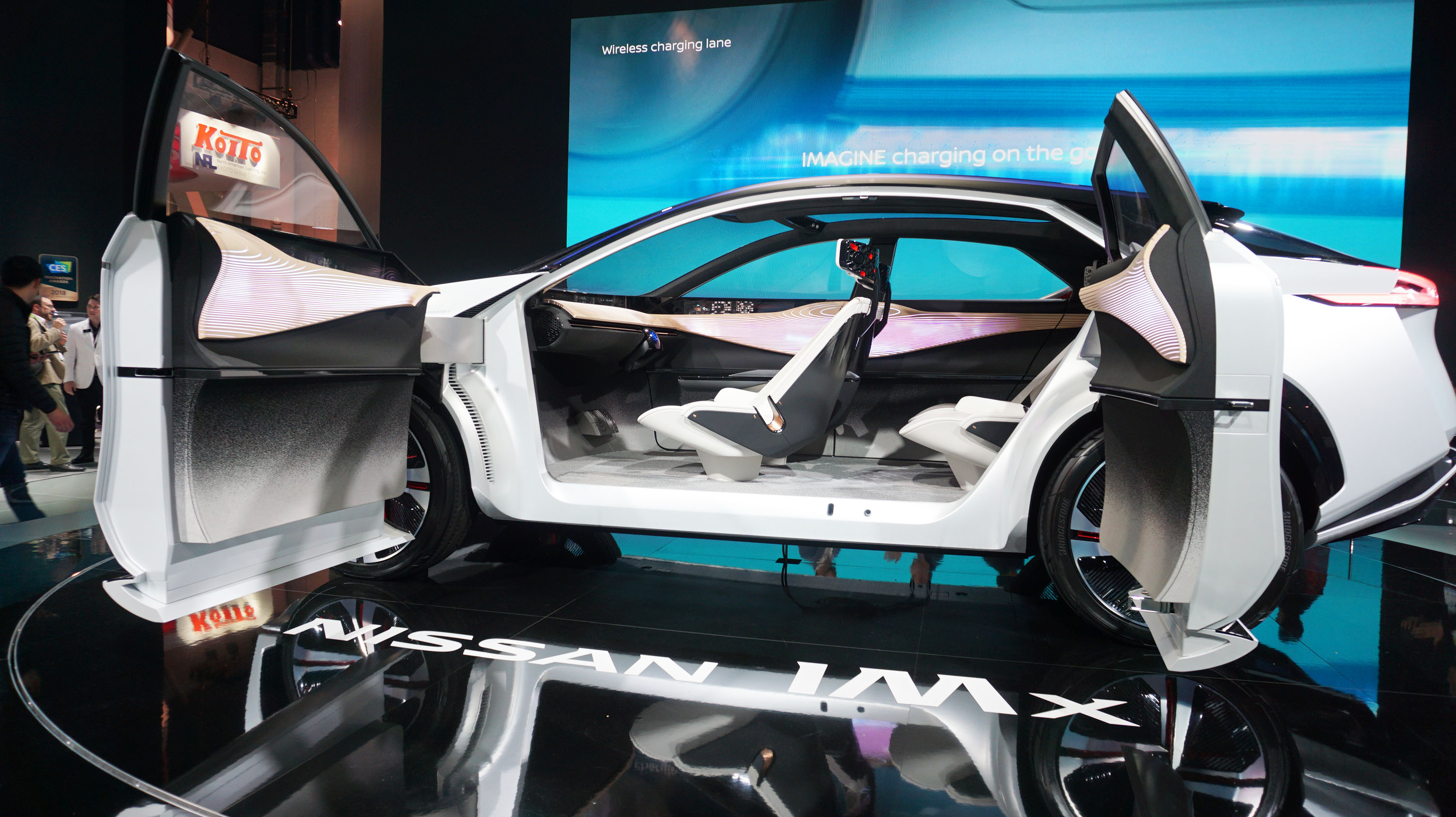 自駕車是展場最受矚目的項目之一，圖為日產的IMx概念車，搭配B2V技術。