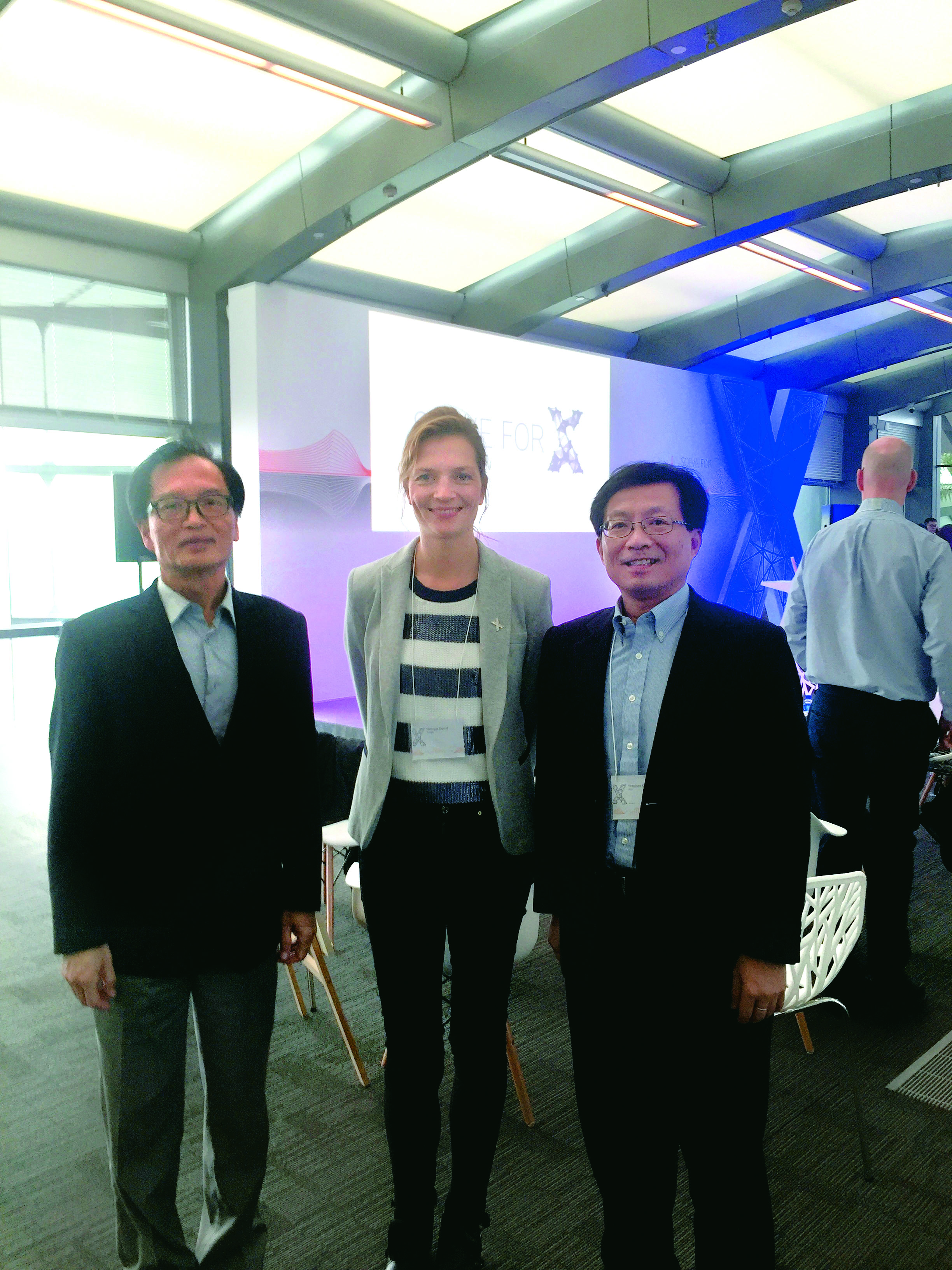 鼎唐能源科技董事長童遷祥（左），工研院IEK主任蘇孟宗（右）於北京與Google Solve for X 專案負責人 Georgia Dienst（中）合影。