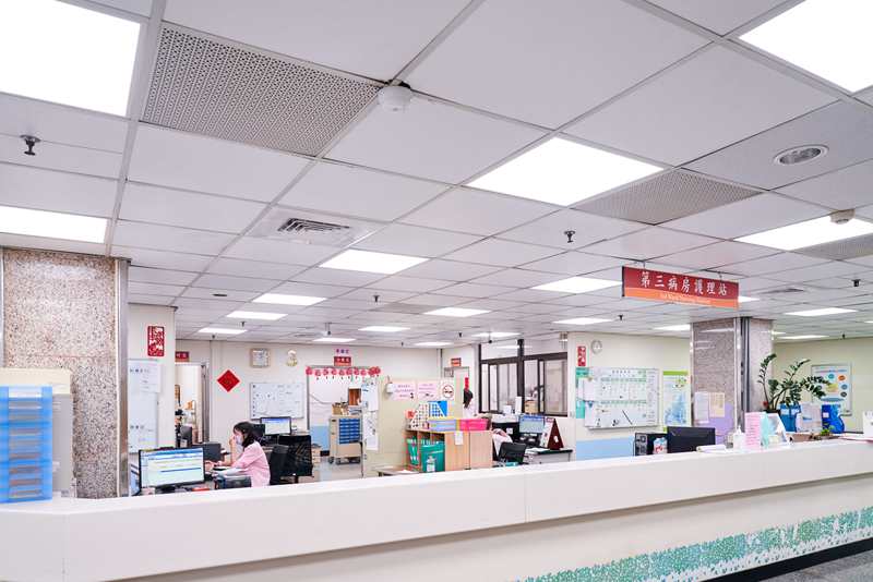 北榮新竹分院分別在醫護站及病房交誼廳引進工研院人因照明系統應用，適時調整醫護人員及病患的心情，有效提升工作、休息品質。