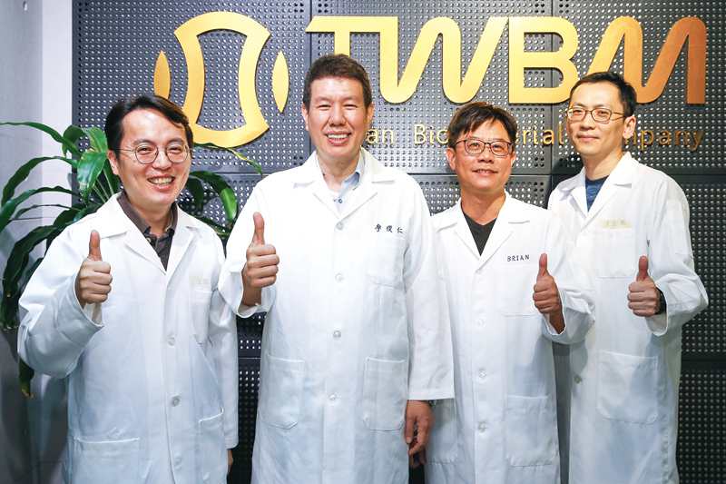 工研院積極推動由「臨床需求導向」的研發方式，造就廖俊仁（左2）與團隊投入泡沫式人工腦膜的創新領域，亦催生台生材的創立。