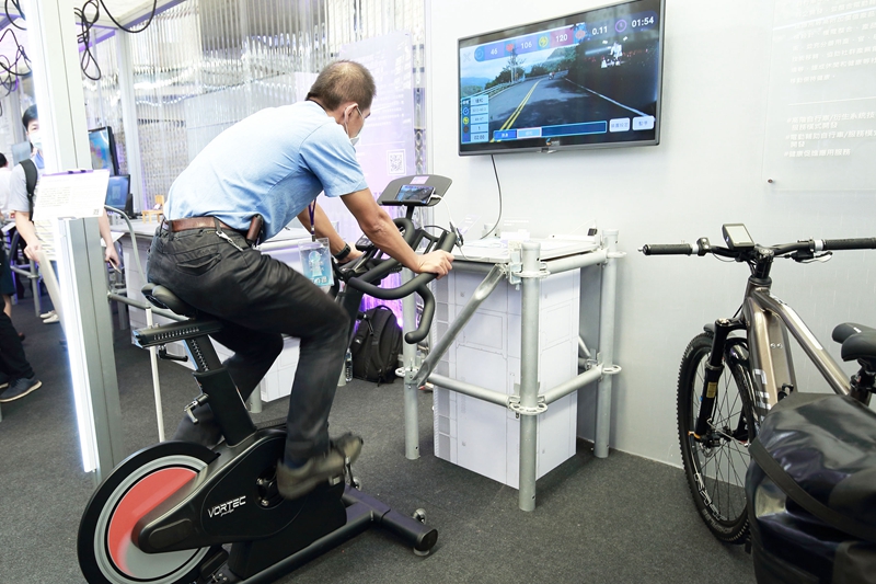 想提升自己的騎乘能力，不用到健身房，只要透過自行車中心研發的「自行車騎乘訓練暨情境互動系 統」，也能得到專業的訓練課程和數據指標。