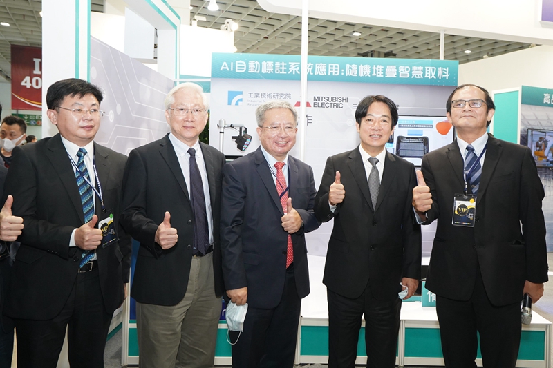 Jwu-Sheng Hu (first right),Vice President and General Director of Mechanical and Mechatronics Systems Research Laboratory of ITRI. Vice President Lai Ching-te (second right)