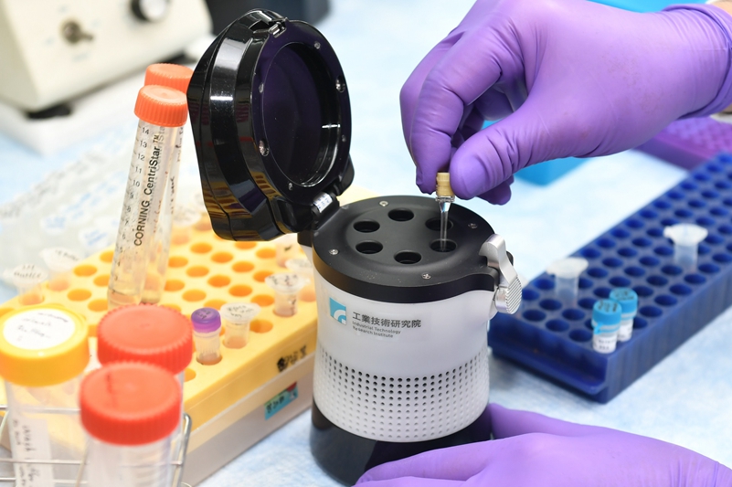 ITRI’s Nucleic Acid Detection System can detect early infection in the incubation period when the viral concentration is still low and provide test results in one hour.