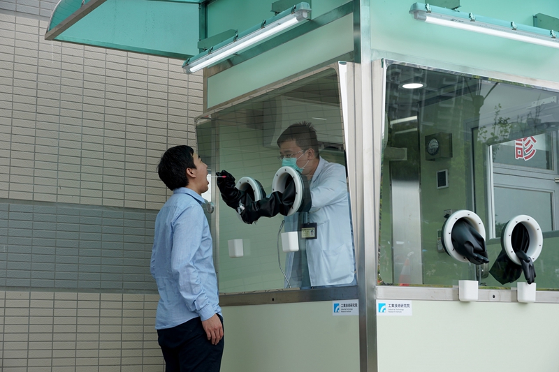 With ITRI’s positive pressure testing booth, medical staff can just wear masks and normal lab gowns when taking samples.