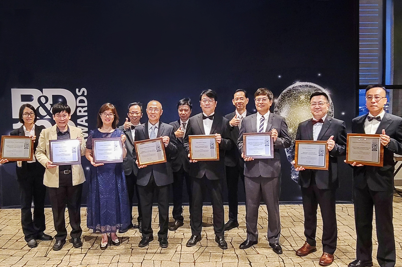 Representatives of ITRI’s research teams, Pegatron, and Asahi-Utou Technology are honored with the 2023 R&D 100 Awards at the gala in San Diego on November 16.
