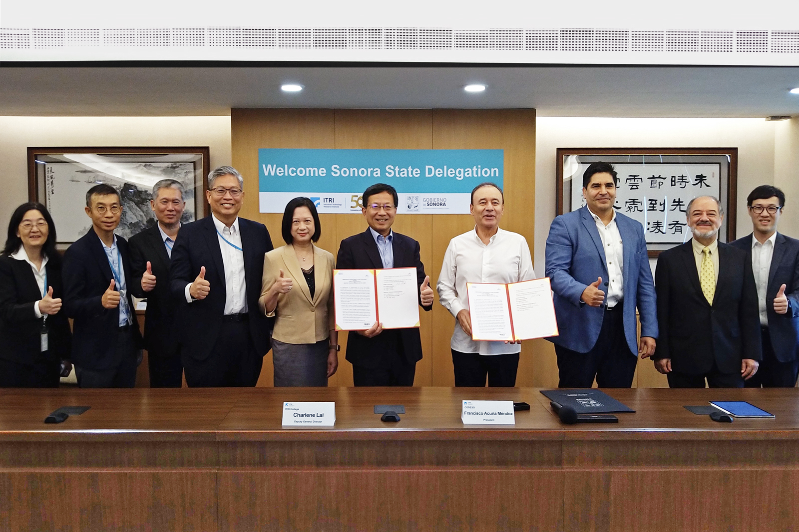 ITRI’s Senior Vice President, Stephen Su (sixth from the left), and Sonora Governor Francisco Alfonso Durazo Montaño (fourth from the right) join hands to sign the agreement for science park strategic planning consultancy services.