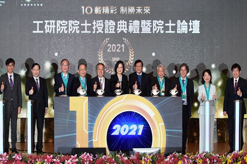 President Tsai Ing-wen personally awarded ITRI's new laureates, praising them for their outstanding performance in different fields and playing key roles in industrial innovation in Taiwan.