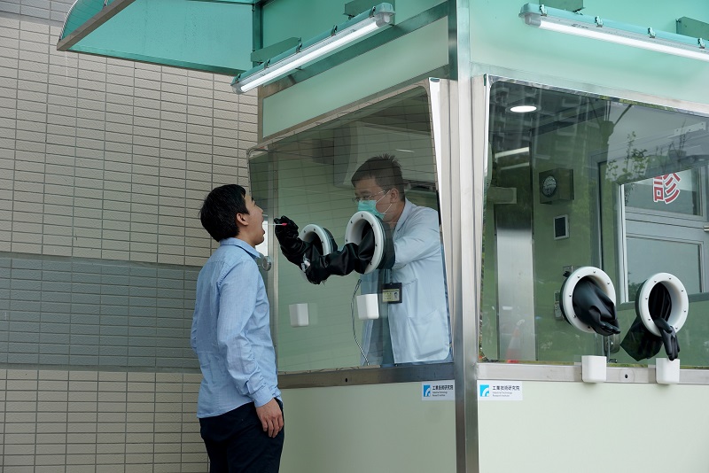 The double-sided design of ITRI's testing booth enables samples to be collected from at least 12 individuals hourly and as many as 240 people a day.
