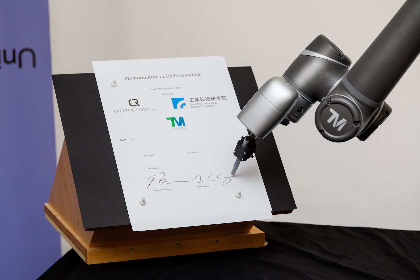 The MOU is signed by Techman Robot’s robotic arm, representing ITRI’s General Director of Service Systems Technology Center Jen-Chieh Cheng and CR Founder Johannes Braumann.
