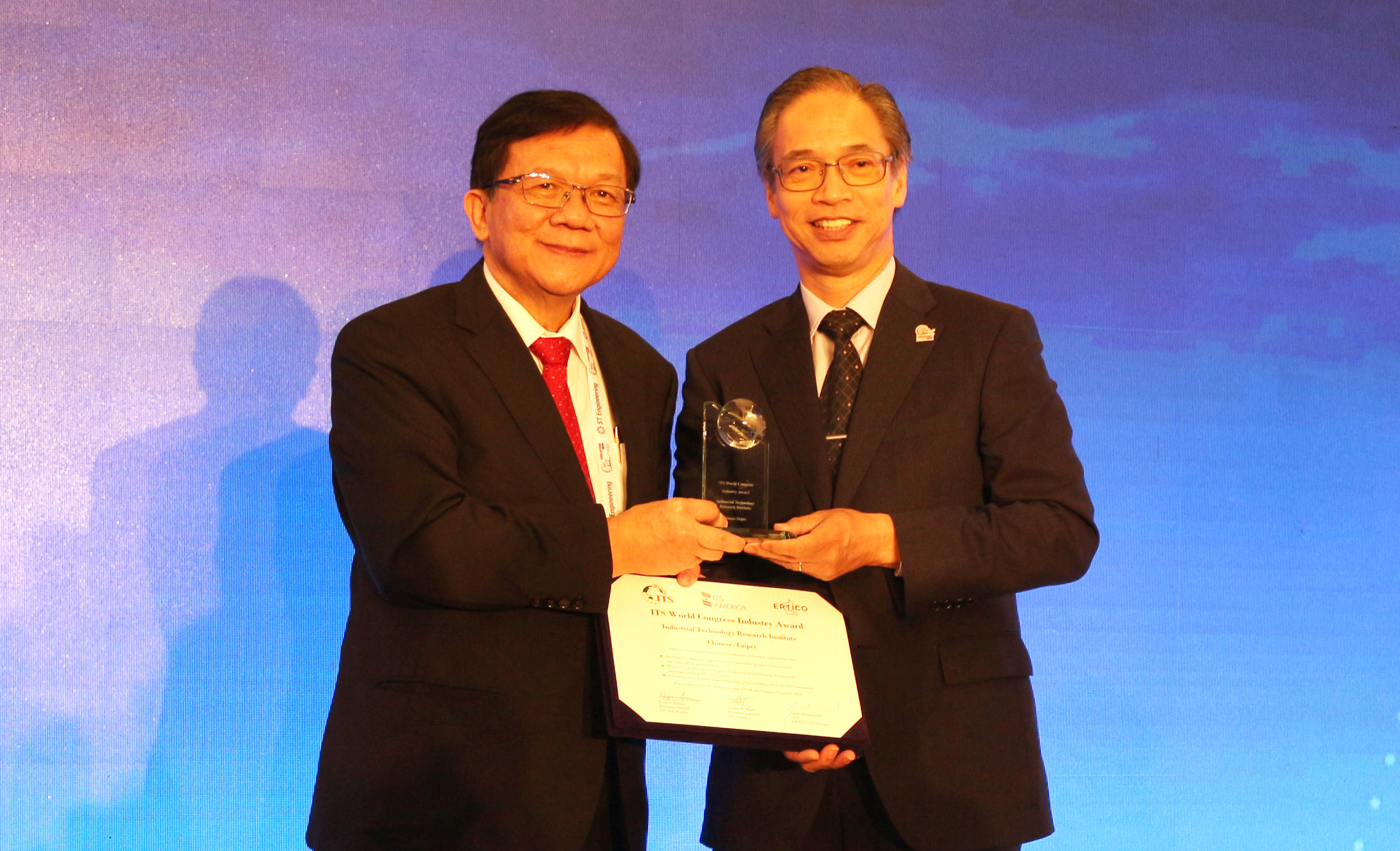 ITRI Chairman Chih-Kung Lee (left) accepted the Industry Award from ITS Asia-Pacific Secretary General Hajime Amano (right) at ITS World Congress 2019.