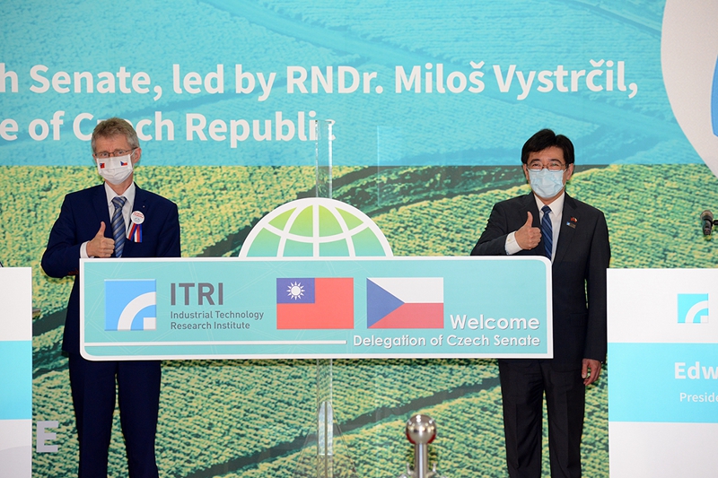 ITRI President Edwin Liu (right) and Czech Senate President Miloš Vystrčil (left) pose at a welcome ceremony at ITRI in Hsinchu.