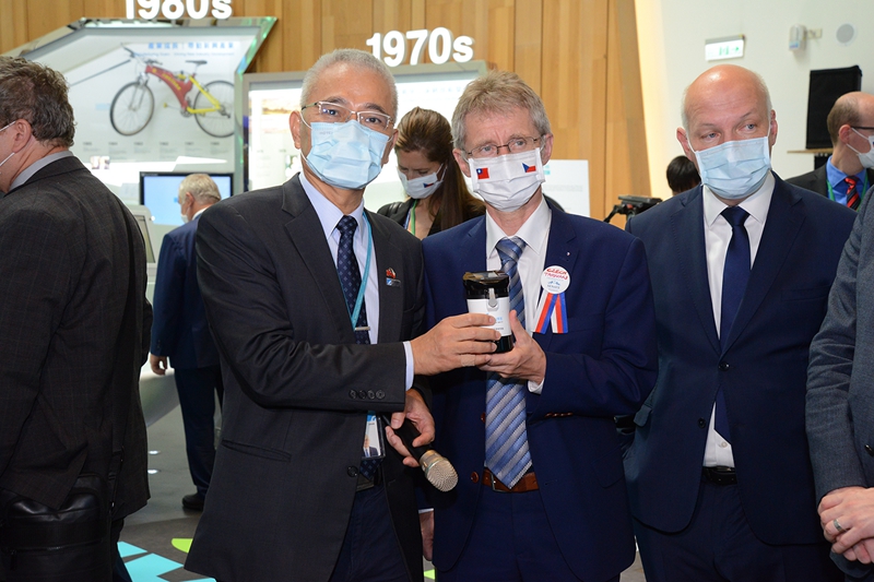 Czech Senate President Miloš Vystrčil is impressed by ITRI’s iPMx Molecular Rapid Test System for COVID-19 virus detection.