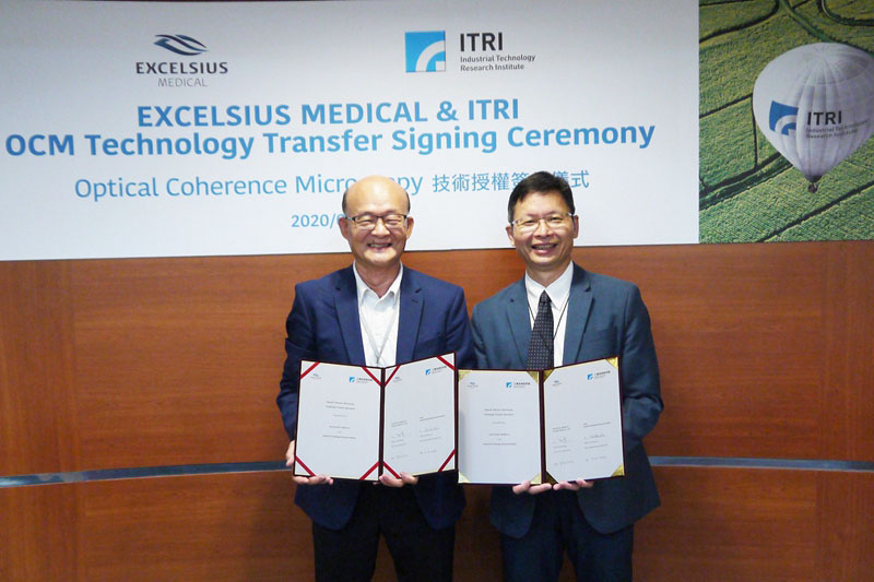 Excelsius Medical President George Huang (left) and ITRI’s Vice President and General Director of Biomedical Technology and Device Research Laboratories Chii-Wann Lin (right) signed an OCM technology transfer agreement on July 22, 2020.