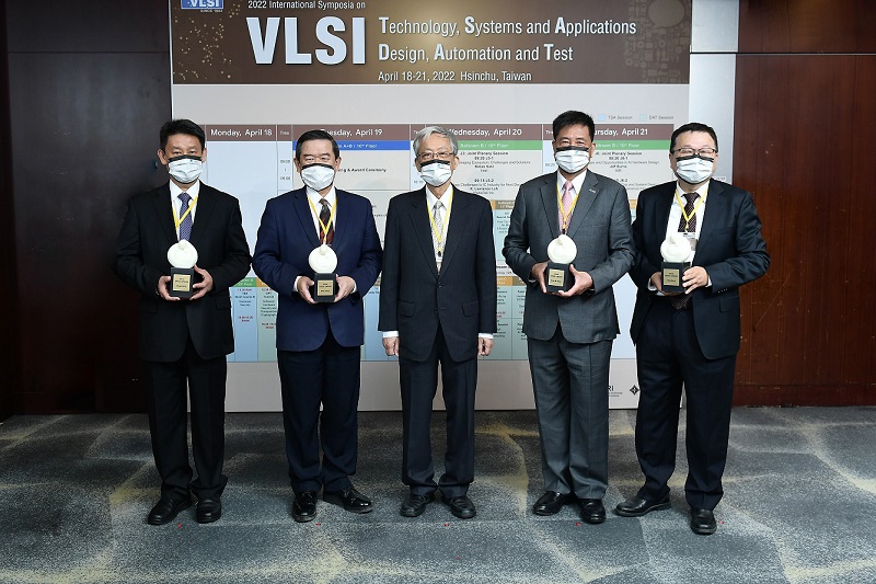The ERSO Award 2022 ceremony was held in the International Symposium on VLSI-TSA&DAT to honor the four winners.